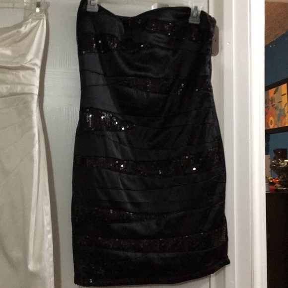 White & Black Mini Strapless dresses - Picture 3 of 4